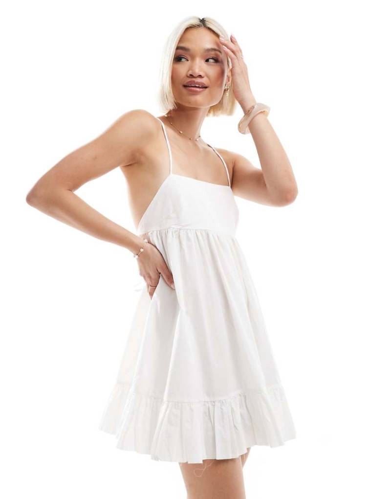 Stradivarius - STR - Schwingendes Trägerkleid in Weiß von Stradivarius