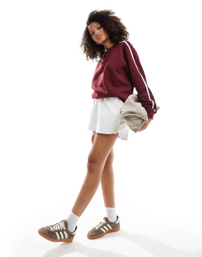 Stradivarius - STR - Sweatshirt in Weinrot mit seitlichem Streifen von Stradivarius