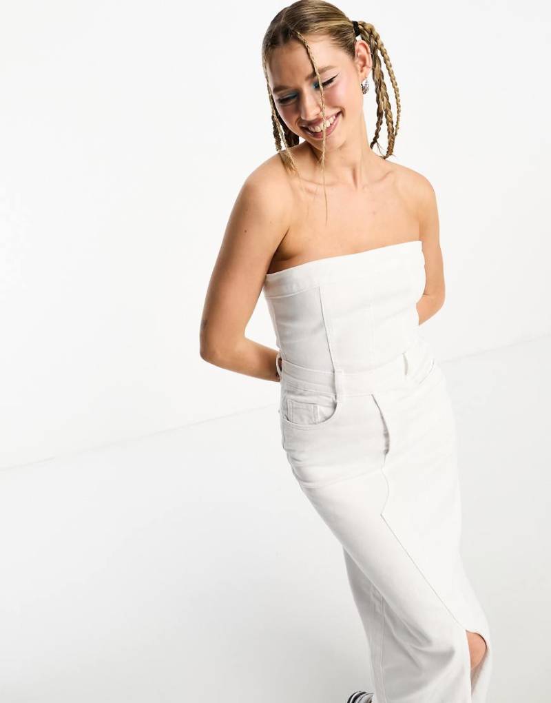 Stradivarius - STR - Trägerloses Jeans-Midikleid in Ecru-Weiß von Stradivarius