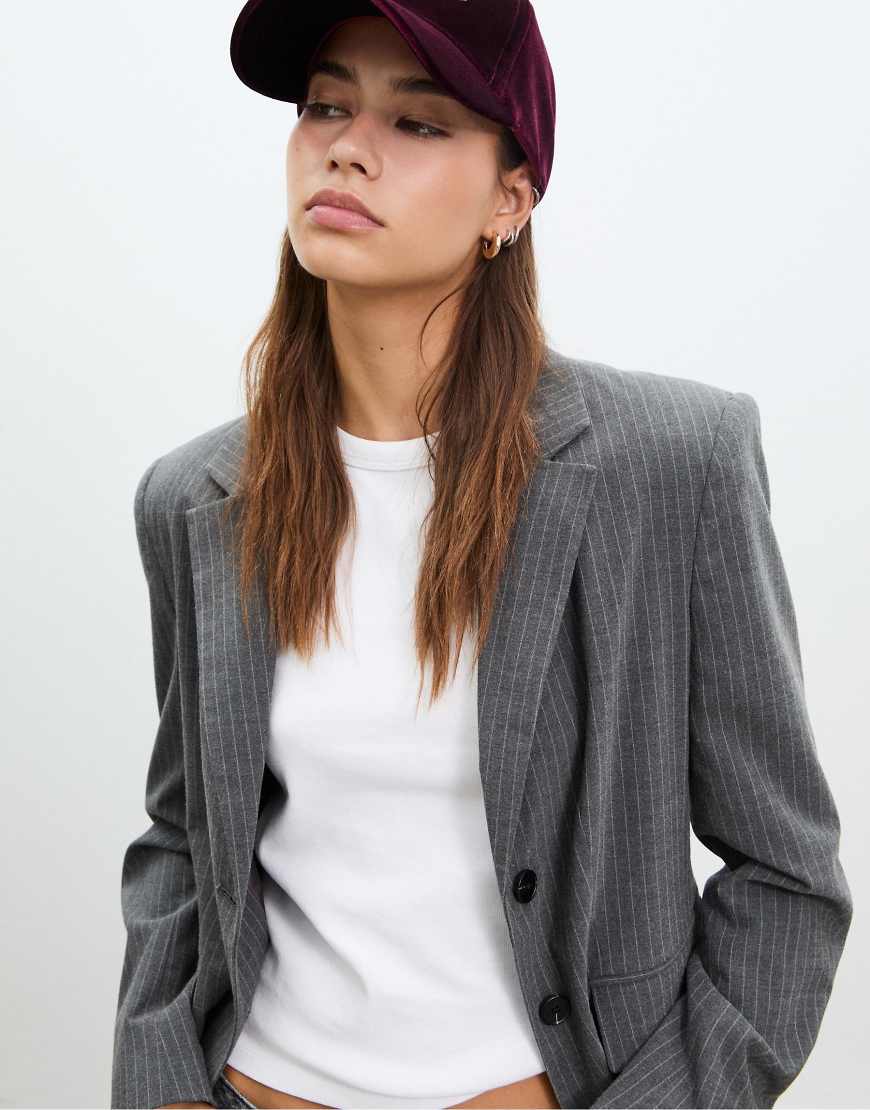 Stradivarius - Samtkappe in Burgunderrot mit Slogan von Stradivarius