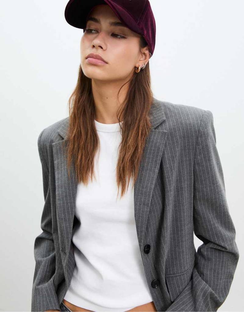 Stradivarius - Samtkappe in Burgunderrot mit Slogan von Stradivarius