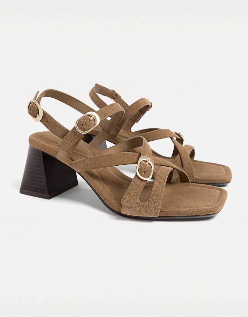 Stradivarius - Sandalen aus Spaltleder in Braun mit Schnallen von Stradivarius