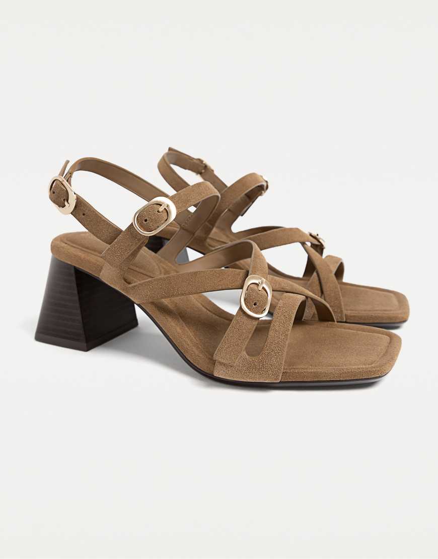 Stradivarius - Sandalen aus Spaltleder in Braun mit Schnallen von Stradivarius