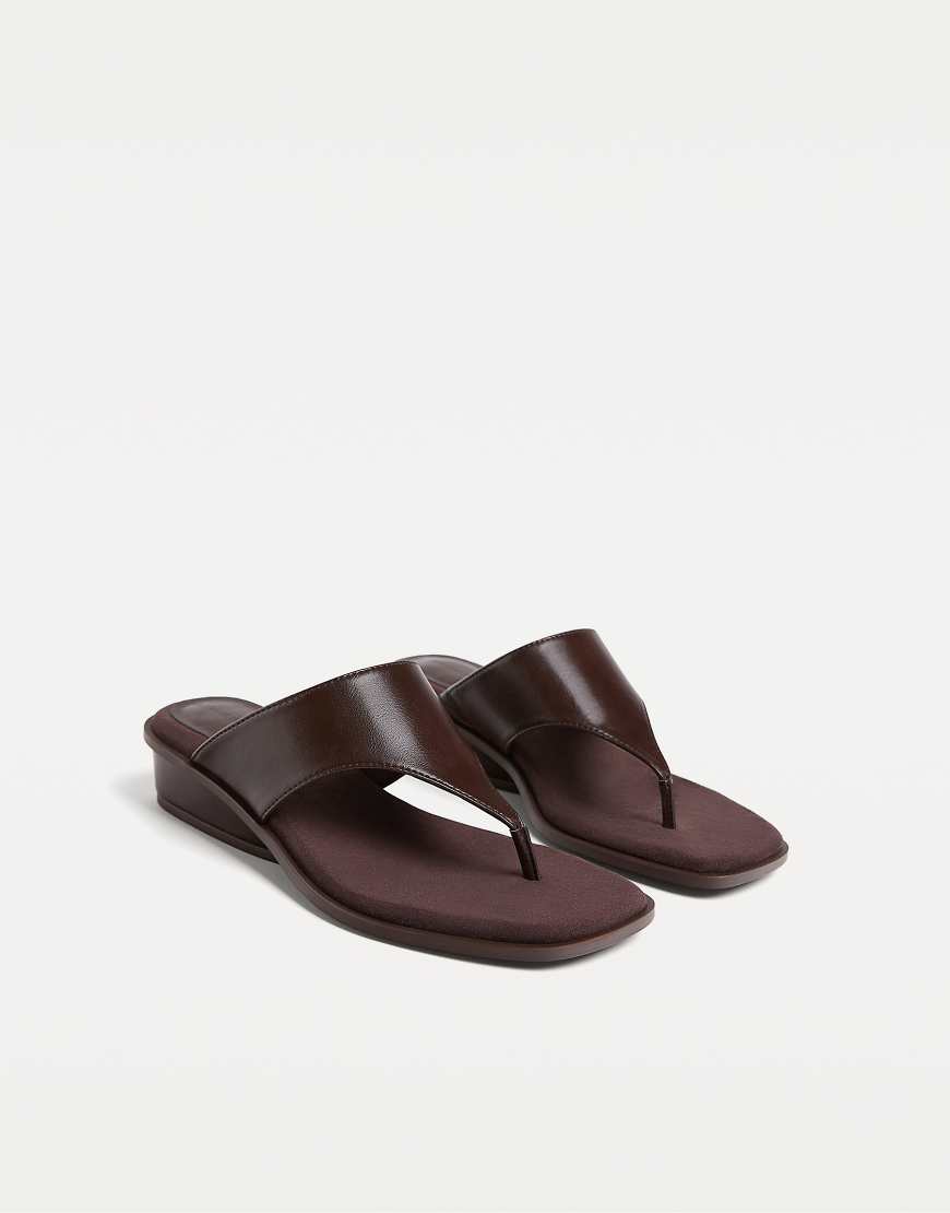 Stradivarius - Sandalen in Braun mit Keilabsatz von Stradivarius