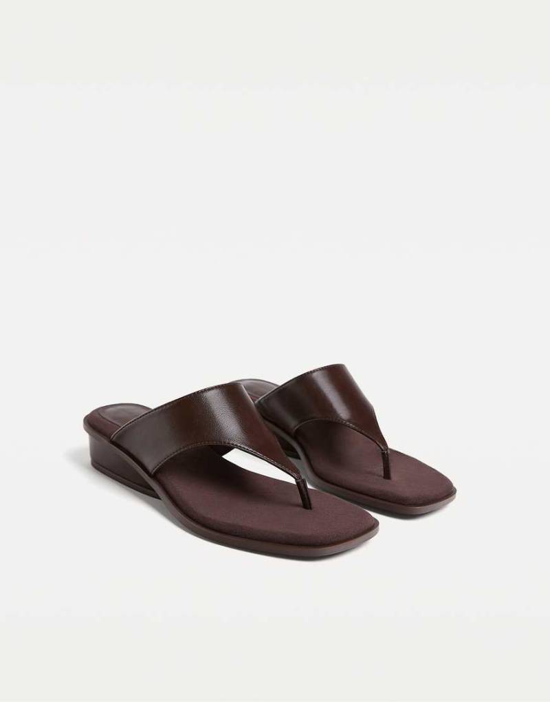 Stradivarius - Sandalen in Braun mit Keilabsatz von Stradivarius