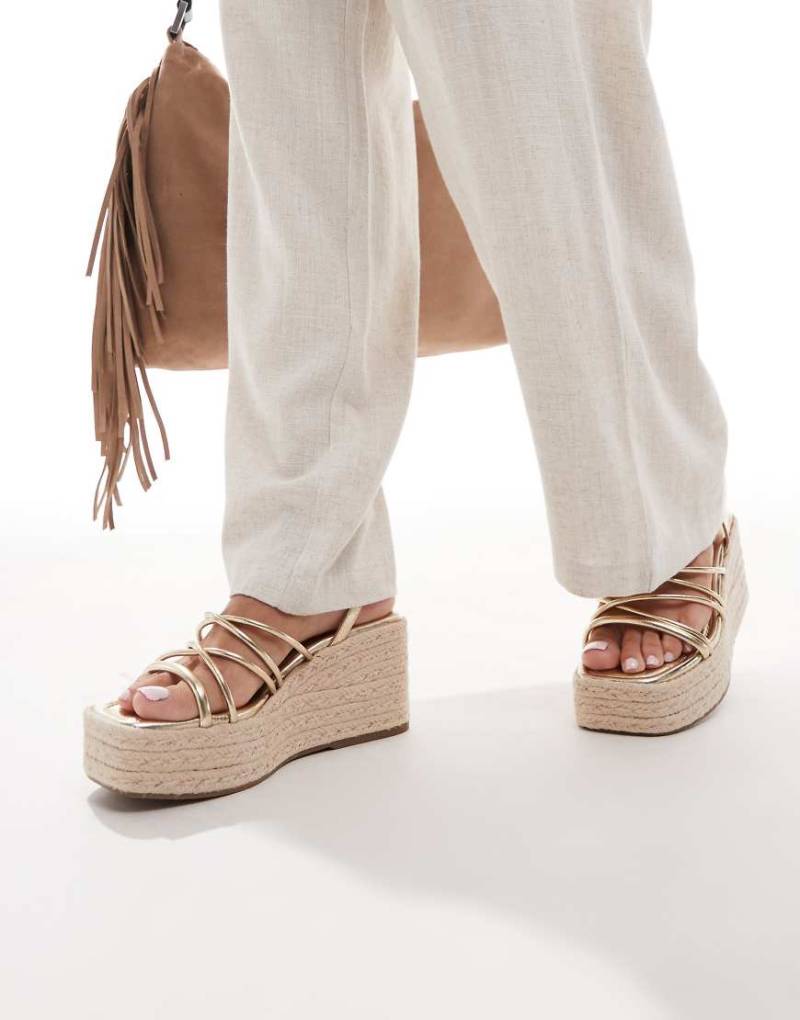 Stradivarius - Sandalen in Gold mit Jute-Plateausohle und Keilabsatz-Goldfarben von Stradivarius