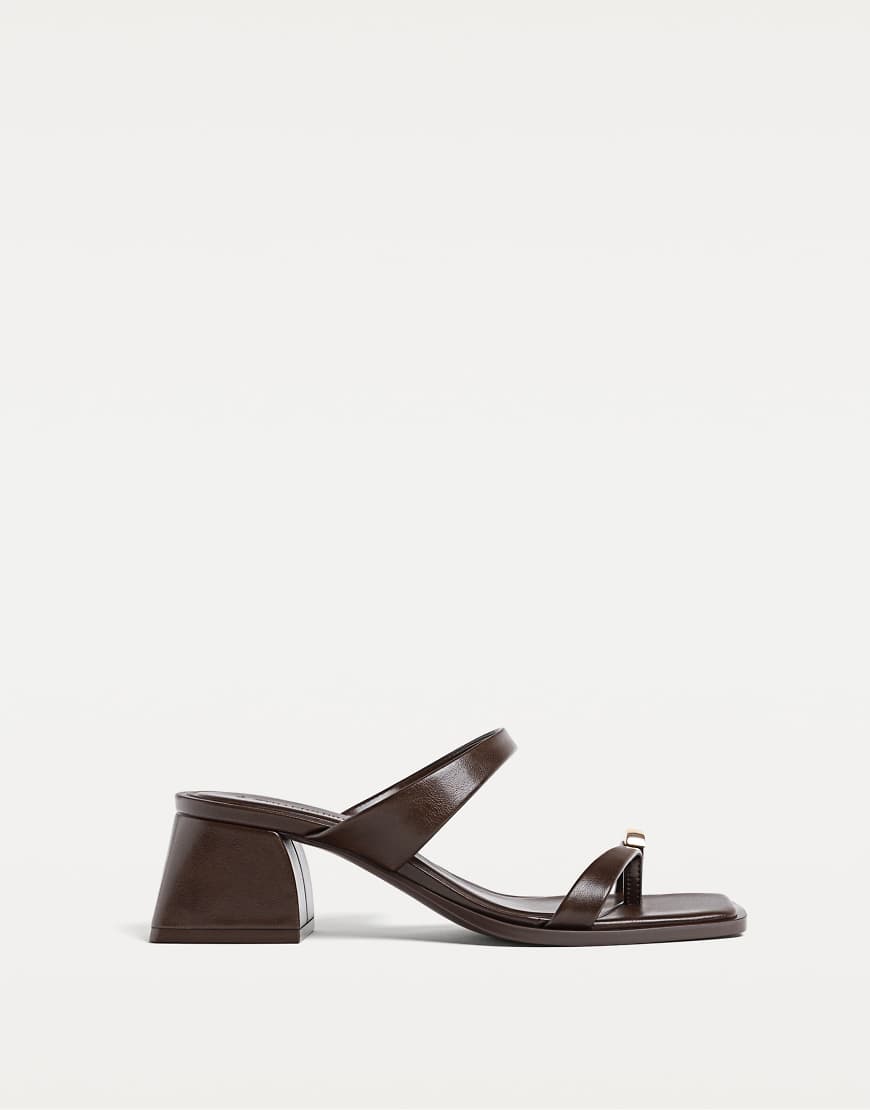 Stradivarius - Sandaletten in Braun mit Metalldetail und hohem Absatz von Stradivarius