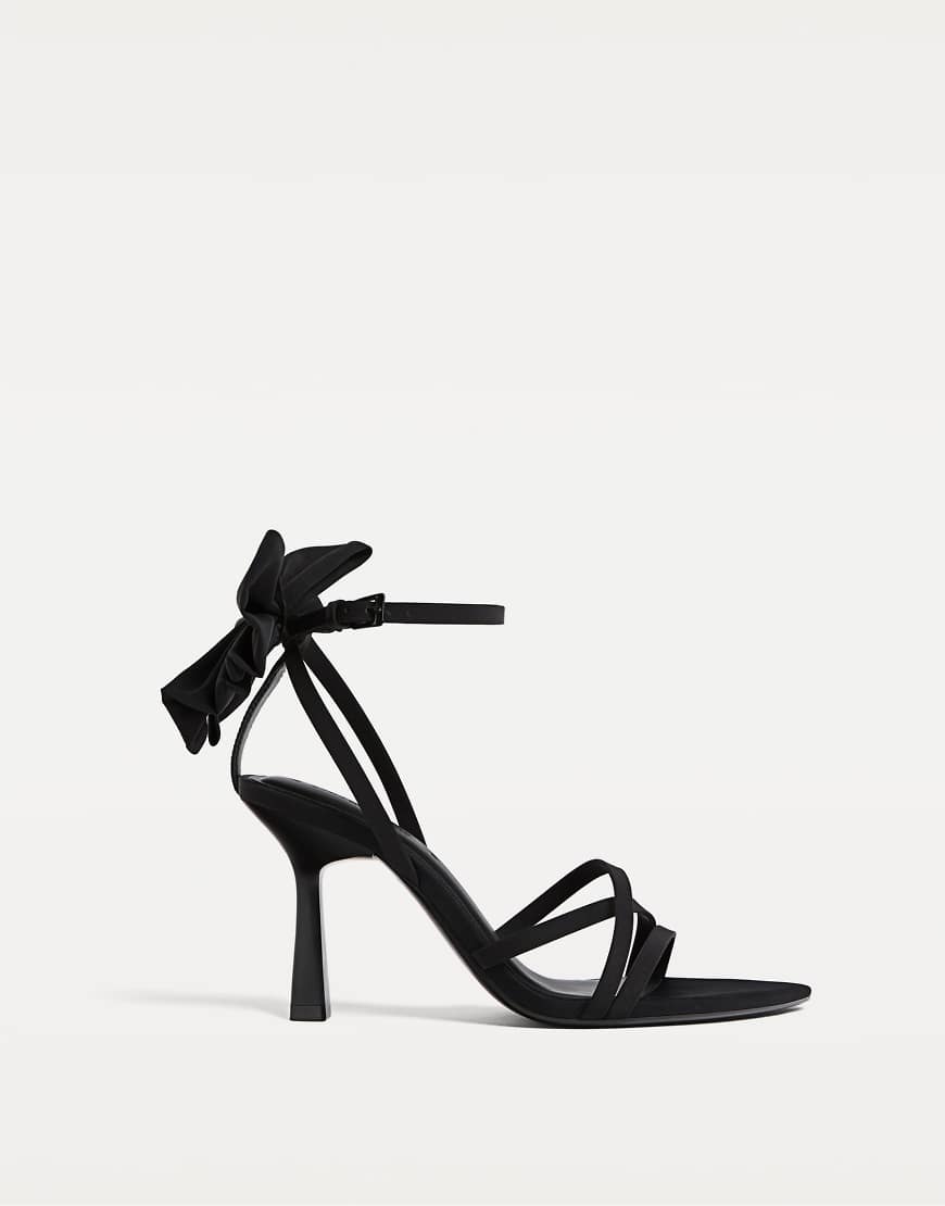Stradivarius - Sandaletten mit Absatz in Schwarz mit Schleife von Stradivarius