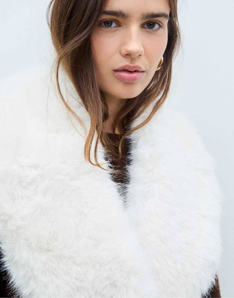 Stradivarius - Schal aus Kunstpelz in Ecru-Weiß von Stradivarius