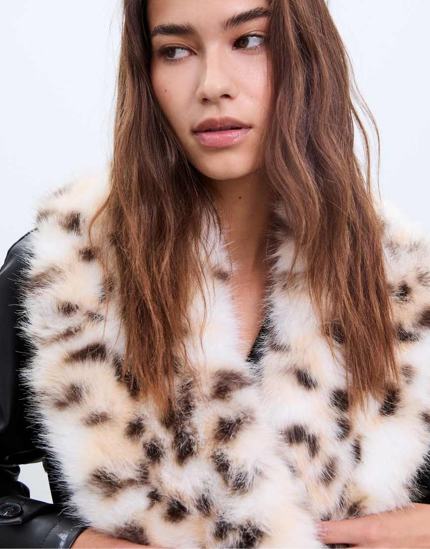 Stradivarius - Schal aus Kunstpelz in Schwarz von Stradivarius