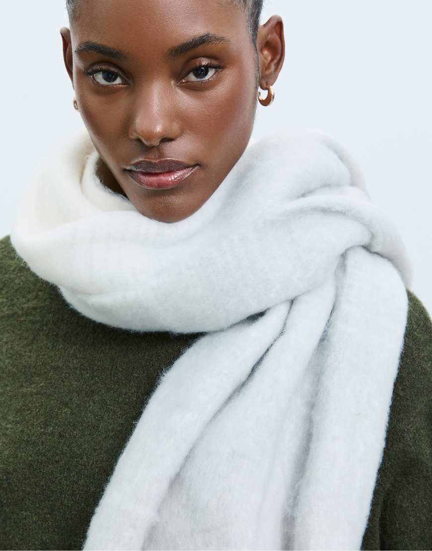 Stradivarius - Schal in meliertem Grau mit Ombré-Effekt von Stradivarius