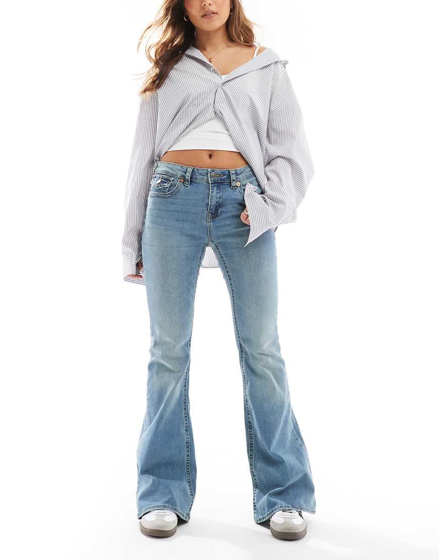 Stradivarius - Schlagjeans in Mittelblau mit niedrigem Bund von Stradivarius