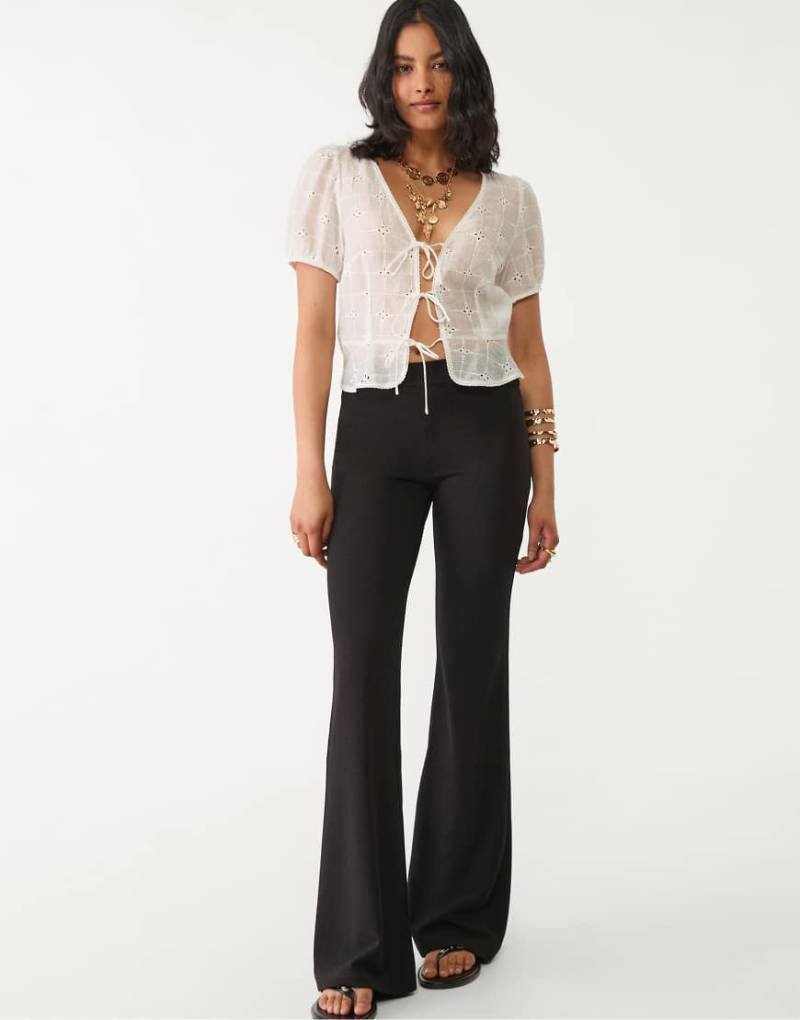 Stradivarius - Schlichte, gestrickte Schlaghose in Schwarz von Stradivarius