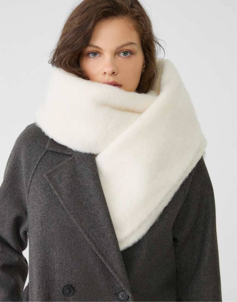 Stradivarius - Schlichter Basic-Schal in Ecru-Weiß von Stradivarius