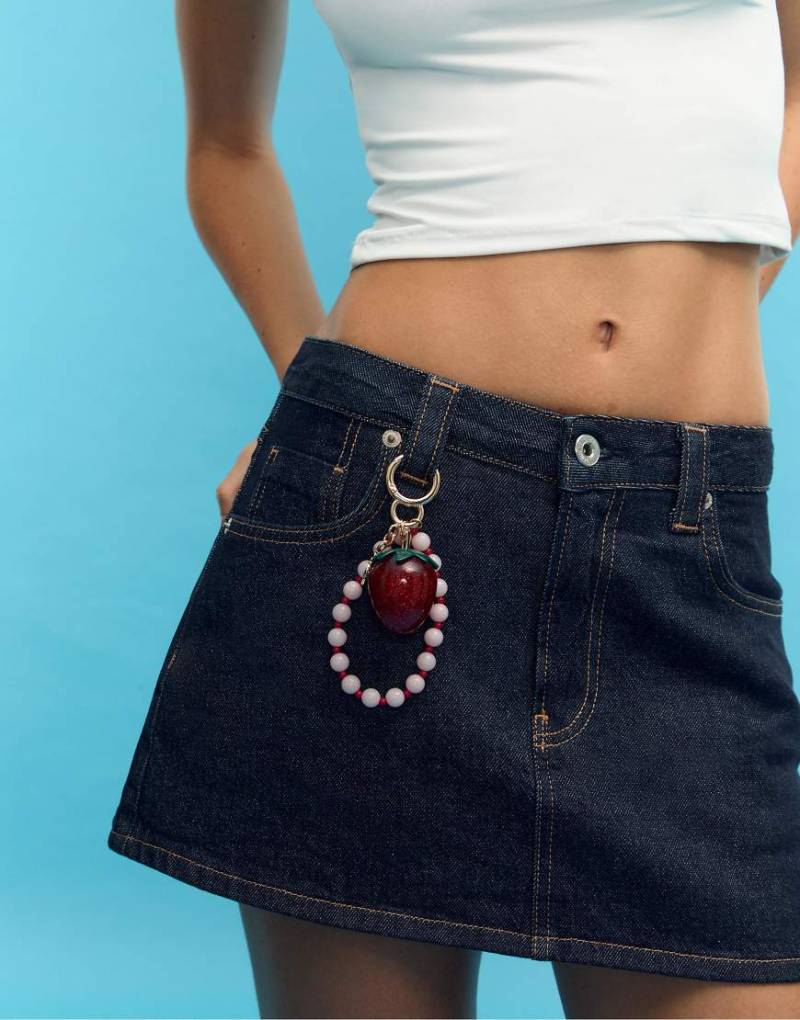 Stradivarius - Schlüsselanhänger mit Erdbeer-Detail in Rot Stradivarius - Schlüsselanhänger mit Erdbeer-Detail in Rot von Stradivarius