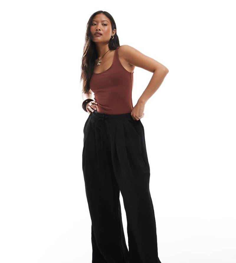 Stradivarius Petite - Hose in Schwarz mit weitem Bein, Knitterstruktur und Taillenschnürung von Stradivarius