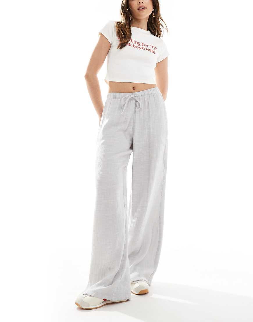 Stradivarius - Schlupfhose in hellgrauer Leinenoptik mit Knitterstruktur von Stradivarius