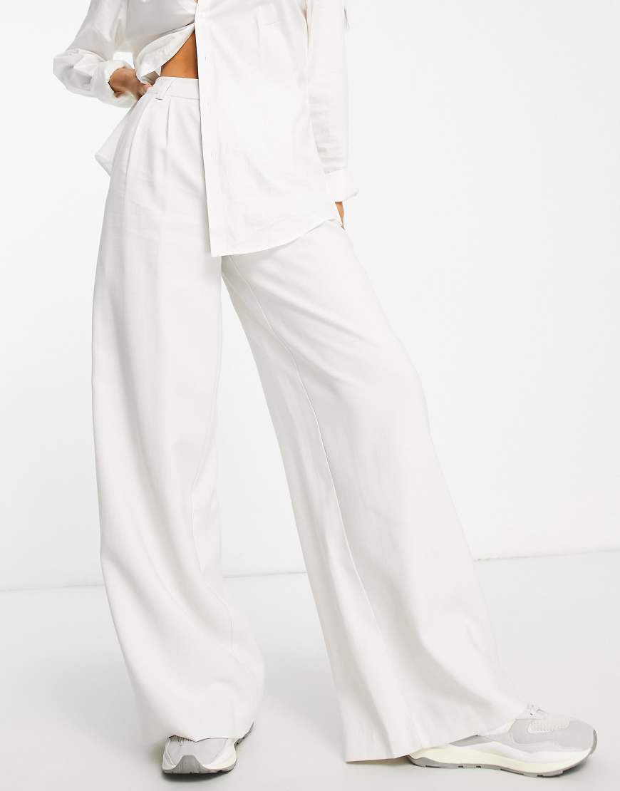 Stradivarius - Schmal geschnittene Hose in Wolkengrau mit weitem Bein von Stradivarius