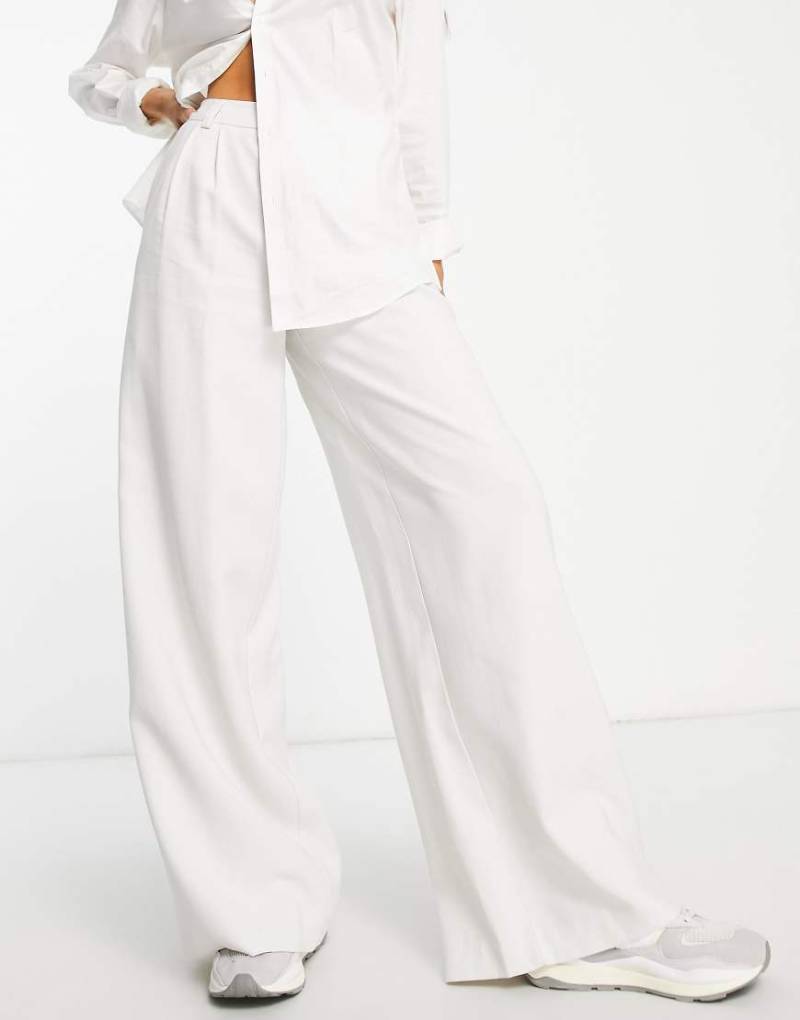 Stradivarius - Schmal geschnittene Hose in Wolkengrau mit weitem Bein von Stradivarius