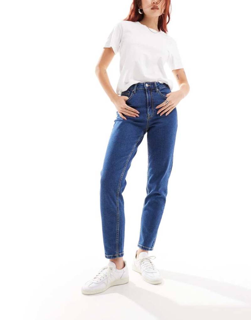 Stradivarius - Schmal geschnittene Mom-Jeans in Indigoblau mit Stretch-Anteil von Stradivarius