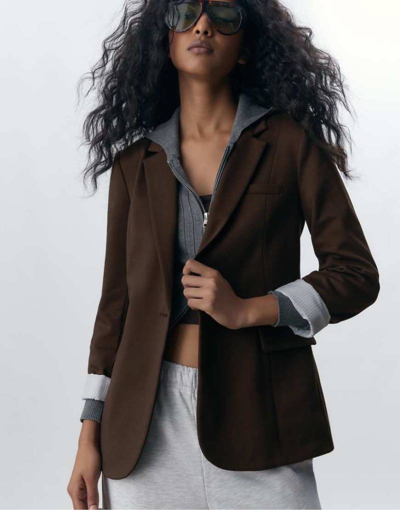 Stradivarius - Schmal geschnittener Blazer in Braun-Brown von Stradivarius