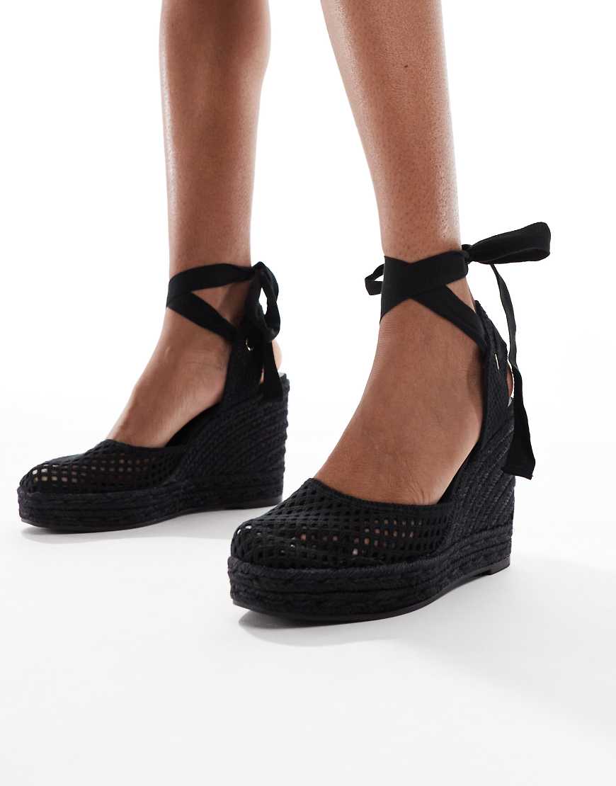 Stradivarius - Schuhe in Tiefschwarz mit Keilabsatz und Häkeldesign von Stradivarius