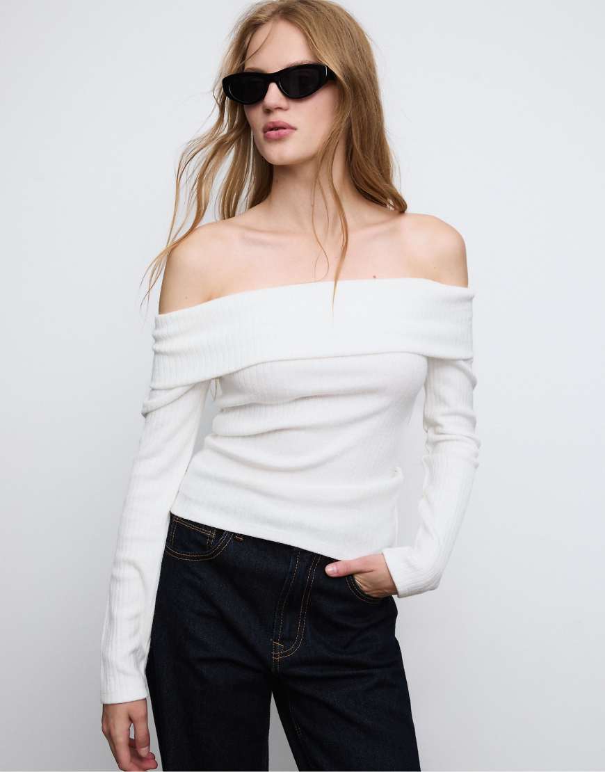 Stradivarius - Schulterfreies Strickoberteil in Ecru-Weiß von Stradivarius