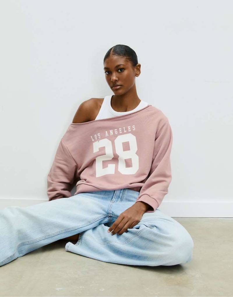 Stradivarius - Schulterfreies Sweatshirt in Altrosa mit Grafik von Stradivarius