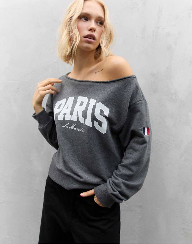 Stradivarius - Schulterfreies Sweatshirt in Dunkelgrau mit Grafik von Stradivarius