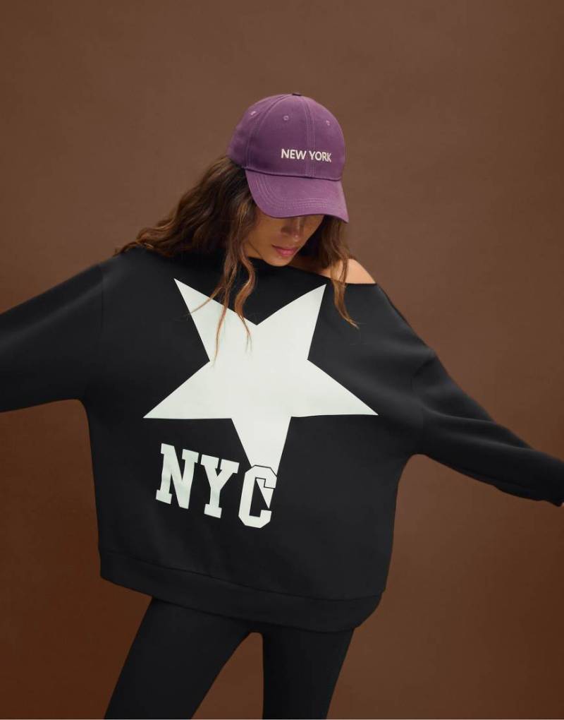 Stradivarius - Schulterfreies Sweatshirt in Schwarz mit „NYC"-Print von Stradivarius