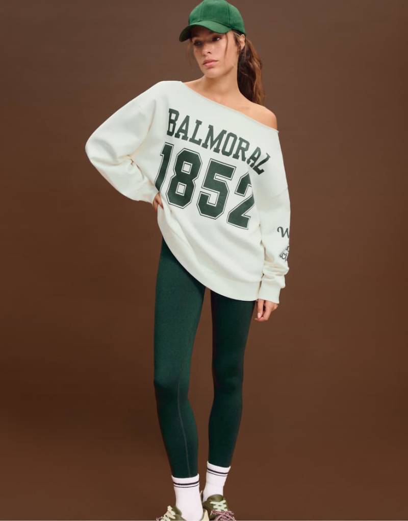 Stradivarius - Schulterfreies Sweatshirt in Vanille mit Print-Weiß von Stradivarius