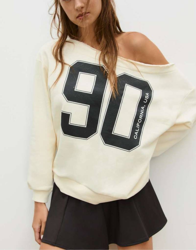 Stradivarius - Schulterfreies Sweatshirt in Vanillegelb mit großflächigem Print-Weiß von Stradivarius