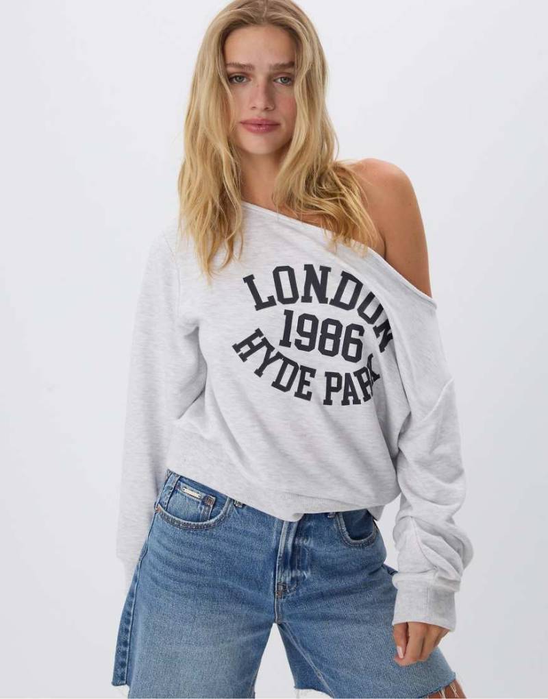 Stradivarius - Schulterfreies Sweatshirt in grau meliert mit Grafik von Stradivarius