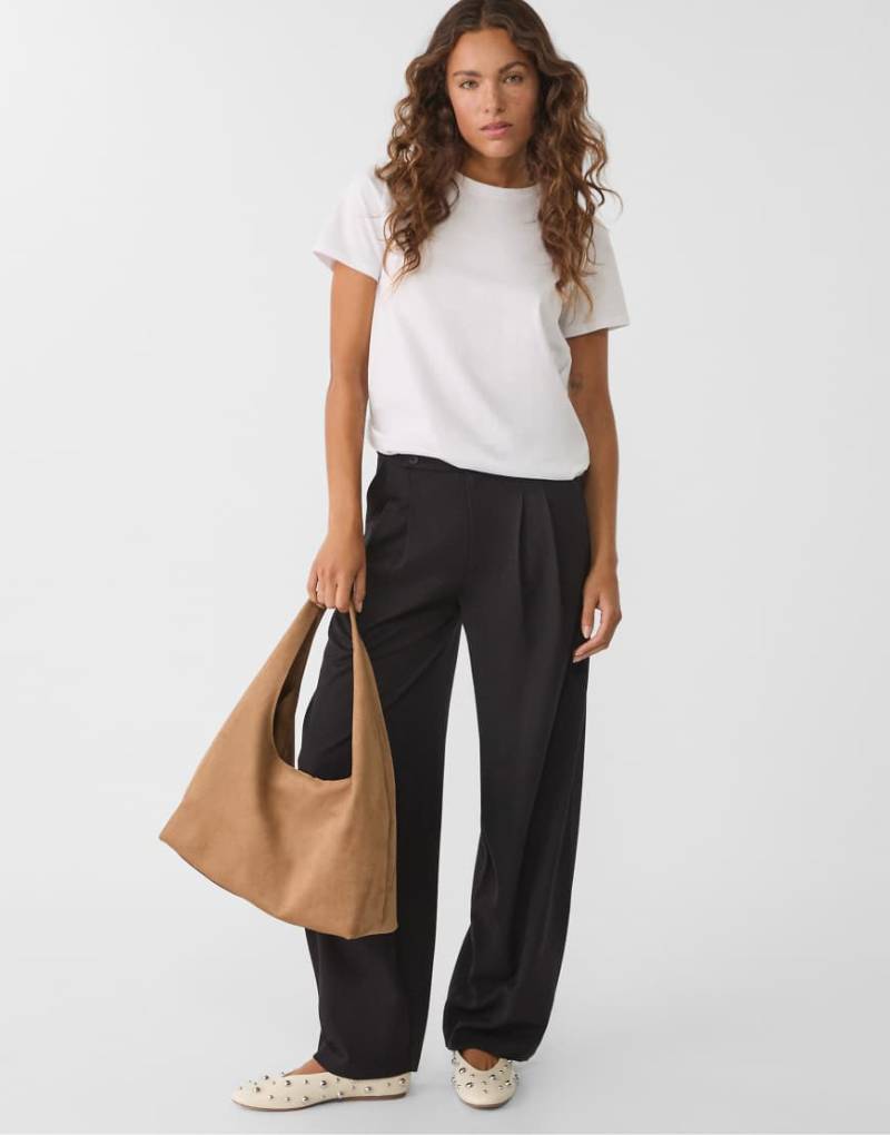 Stradivarius - Schultertasche aus Wildlederimitat in Beige-Neutral von Stradivarius