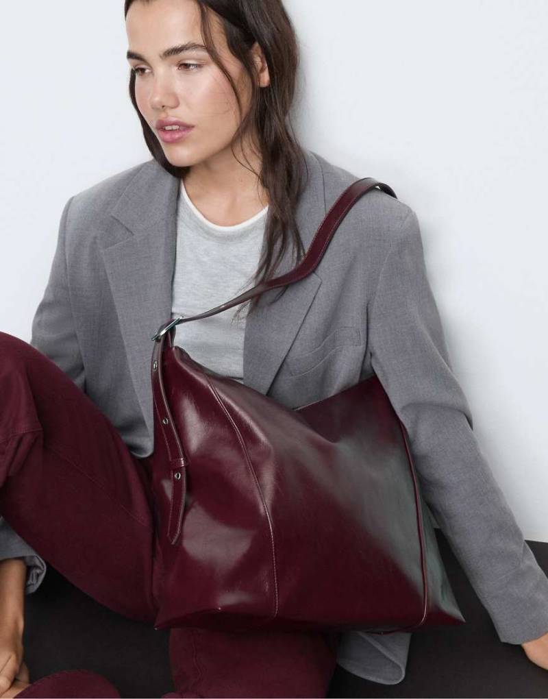 Stradivarius - Schultertasche in Burgunderrot mit Schnalle von Stradivarius