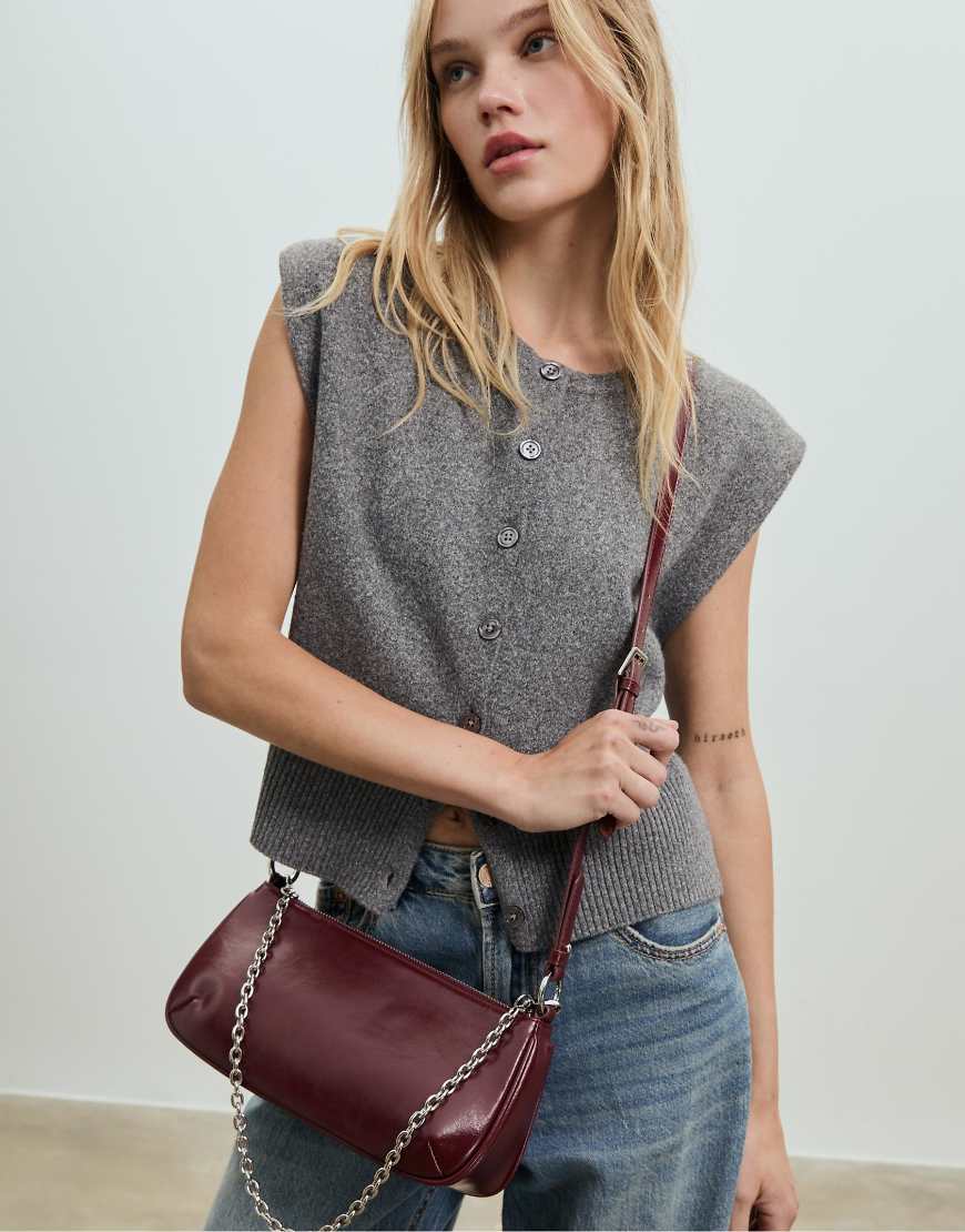 Stradivarius - Schultertasche in Burgunderrot mit langem Umhängeriemen und Kettendetail Stradivarius - Schultertasche in Burgunderrot mit langem Umhängeriemen und Kettendetail von Stradivarius