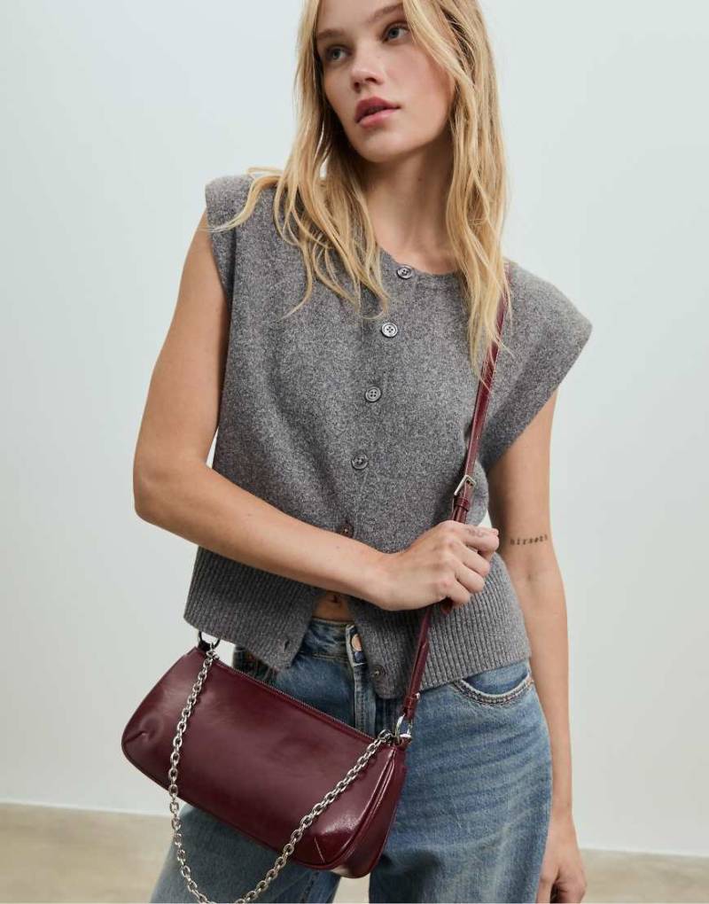 Stradivarius - Schultertasche in Burgunderrot mit langem Umhängeriemen und Kettendetail Stradivarius - Schultertasche in Burgunderrot mit langem Umhängeriemen und Kettendetail von Stradivarius