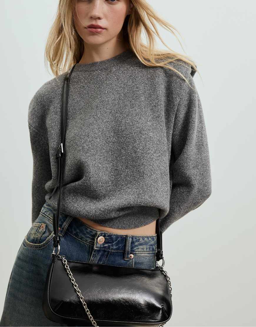 Stradivarius - Schultertasche in Schwarz mit langem Umhängeriemen und Kettendetail von Stradivarius