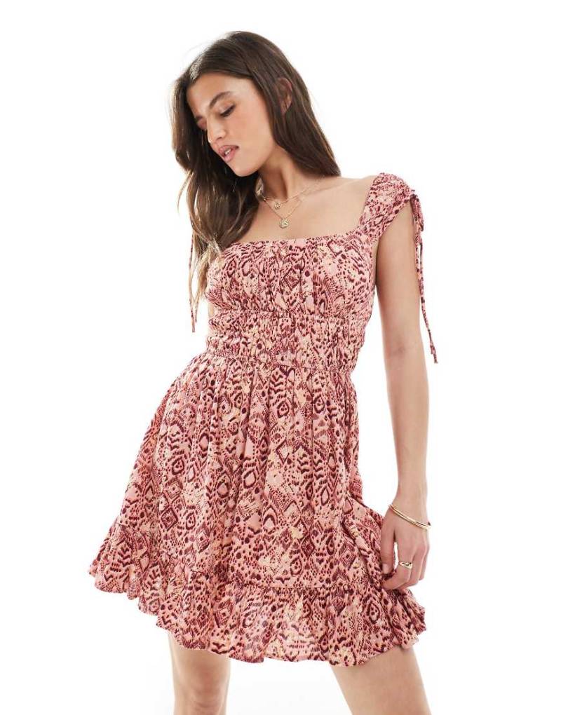 Stradivarius - Schwingendes Kleid in Rot mit Print und Rüschen-Bunt von Stradivarius