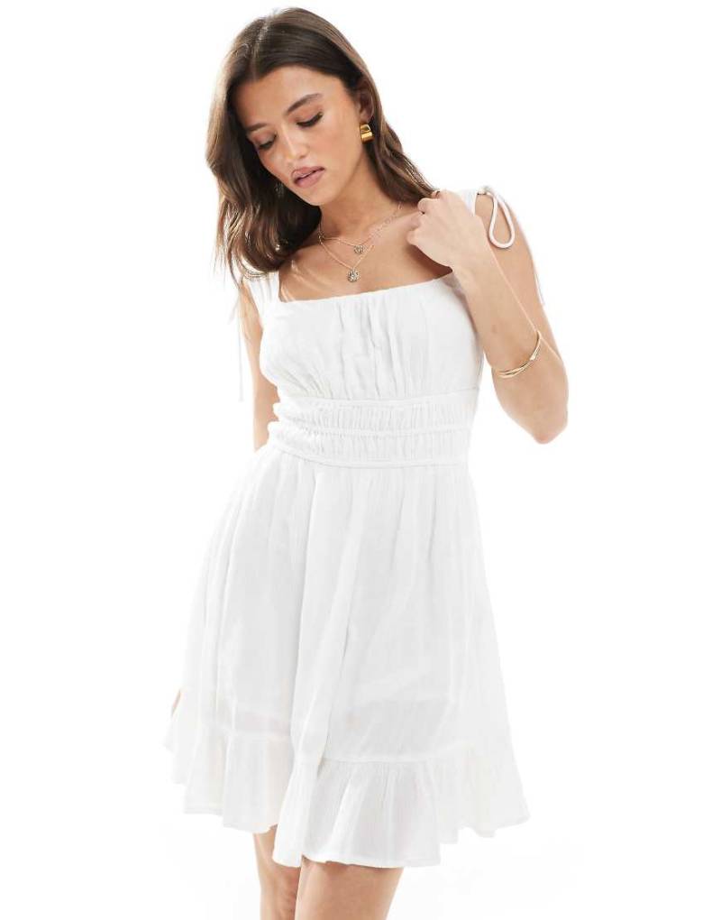 Stradivarius - Schwingendes Kleid in Weiß mit Rüschen von Stradivarius