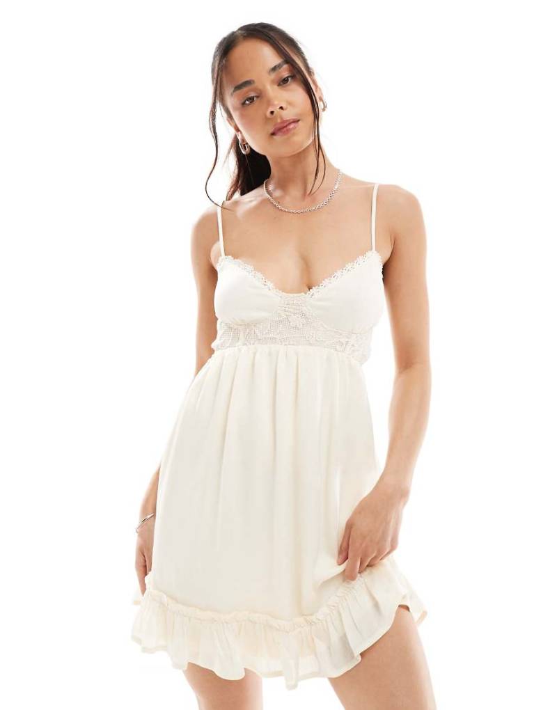 Stradivarius - Schwingendes Minikleid in Beige mit Netzstoff-Detail und Rüschenbesatz-Weiß von Stradivarius