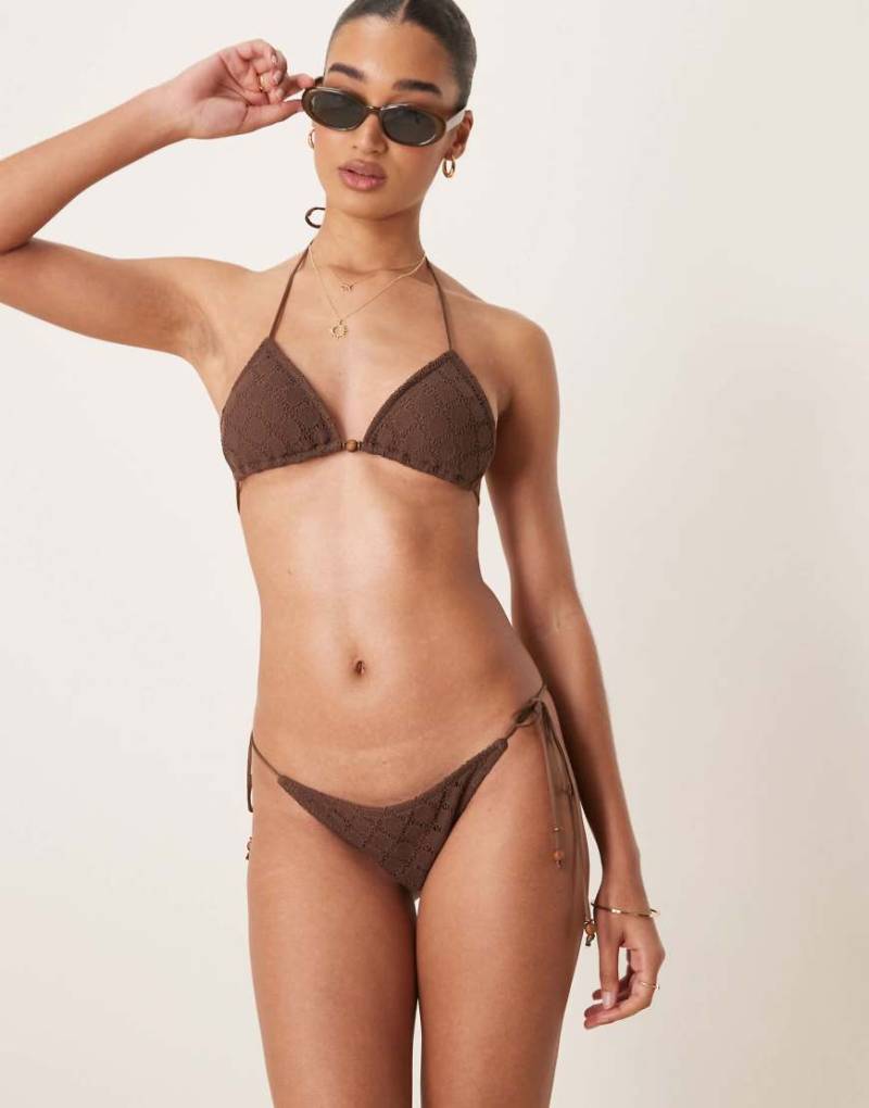 Stradivarius - Seitlich gebundene Bikinihose mit Häkel-Design in Braun-Schwarz von Stradivarius