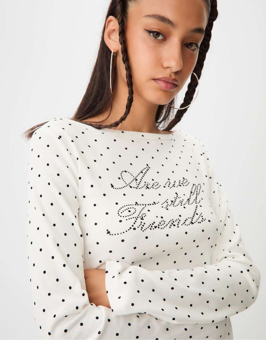 Stradivarius - Shirt in Ecru mit Polka-Dots, platziertem Print und U-Boot-Ausschnitt-Weiß von Stradivarius