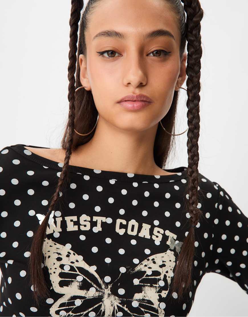 Stradivarius - Shirt in Schwarz mit Polka Dots, platziertem Print und U-Boot-Ausschnitt von Stradivarius