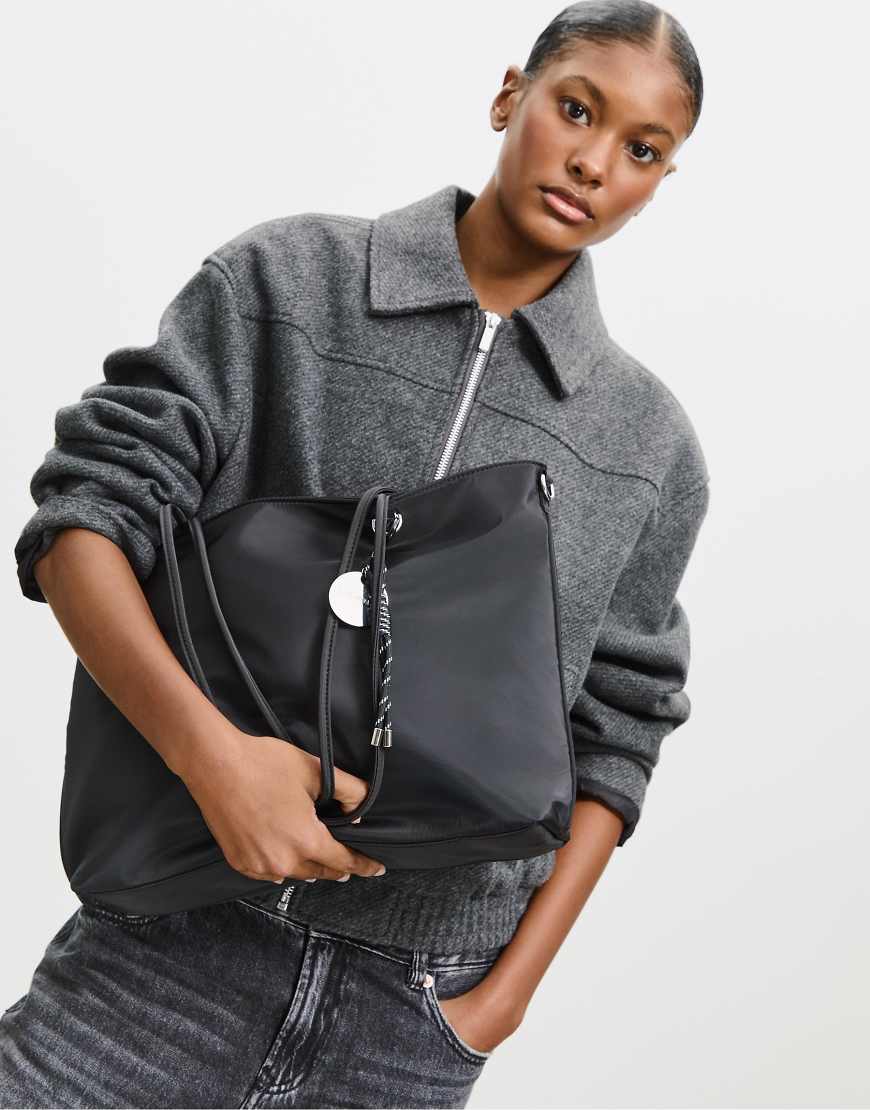 Stradivarius - Shopper-Tasche aus Stoff in Schwarz mit Taschenanhänger von Stradivarius