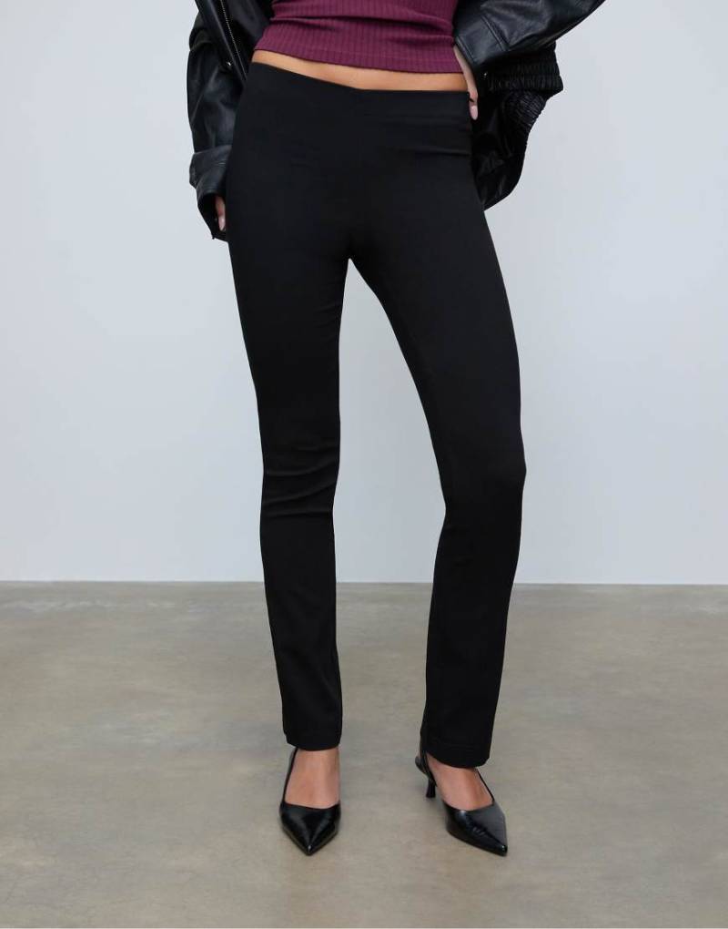 Stradivarius - Slim-Fit-Hose in Schwarz von Stradivarius