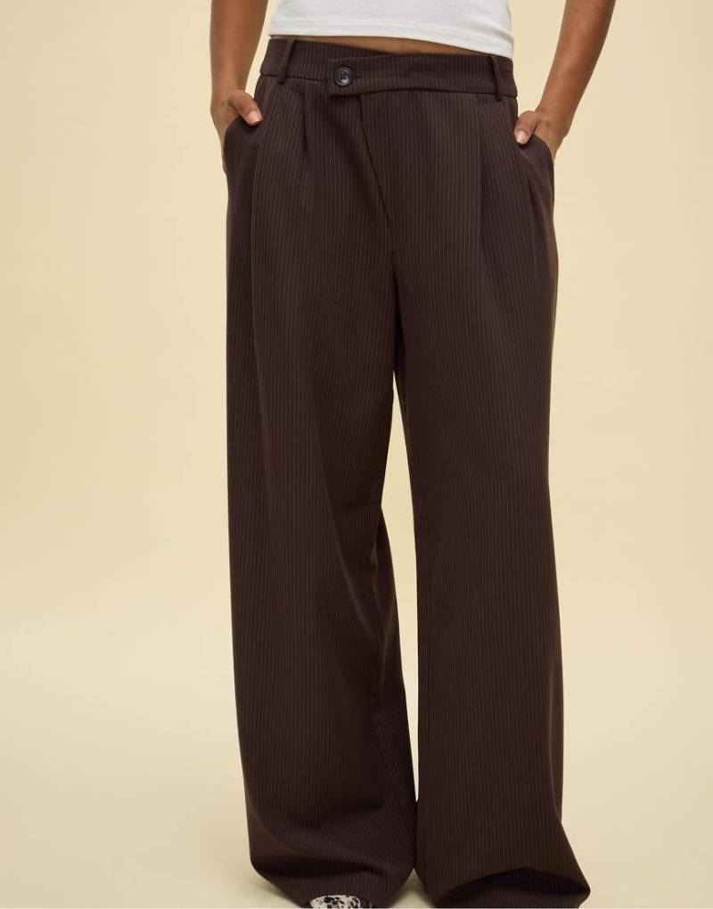 Stradivarius - Smart-Casual-Hose in Braun mit Streifen und überkreuzter Taille-Brown Stradivarius - Smart-Casual-Hose in Braun mit Streifen und überkreuzter Taille-Brown von Stradivarius