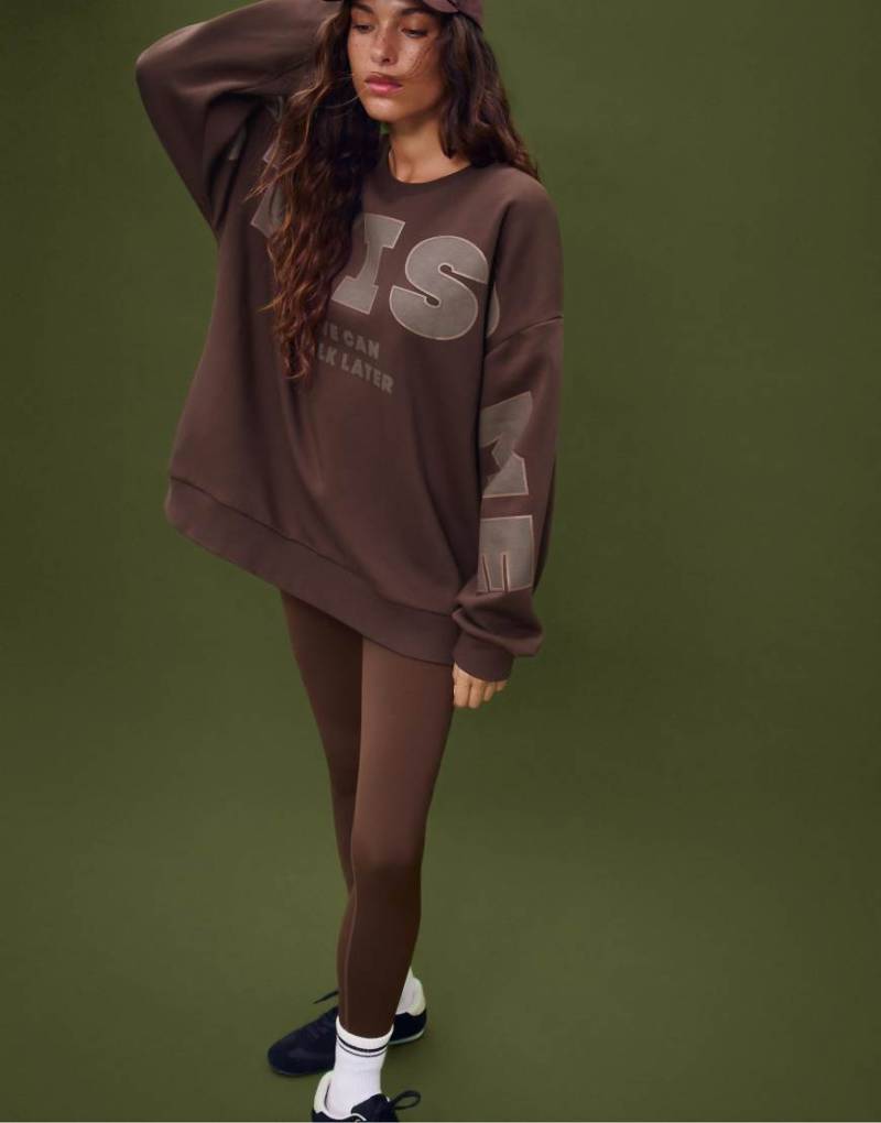 Stradivarius - Smile - Oversize-Sweatshirt in Braun mit Aufdruck-Brown von Stradivarius