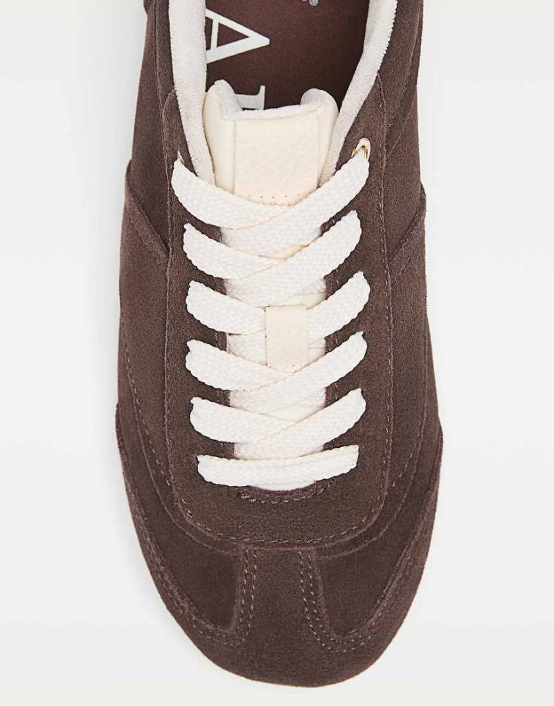 Stradivarius - Sneaker aus weichem Leder in Braun-Brown von Stradivarius