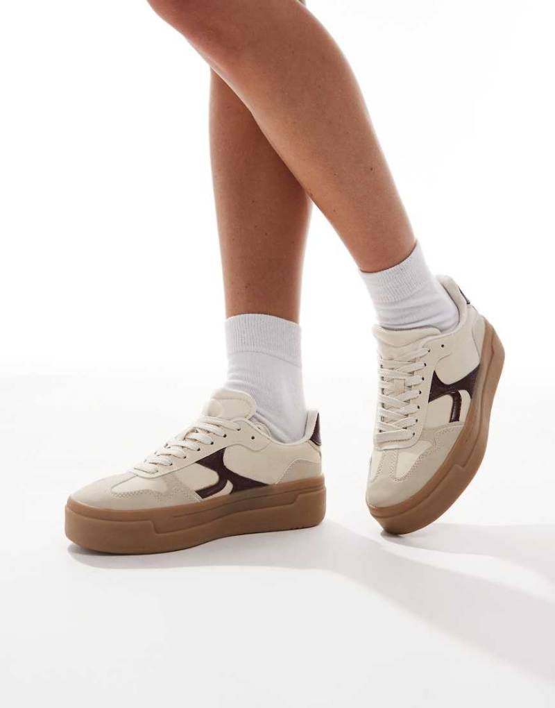 Stradivarius - Sneaker in Burgunderrot mit flacher Plateausohle von Stradivarius